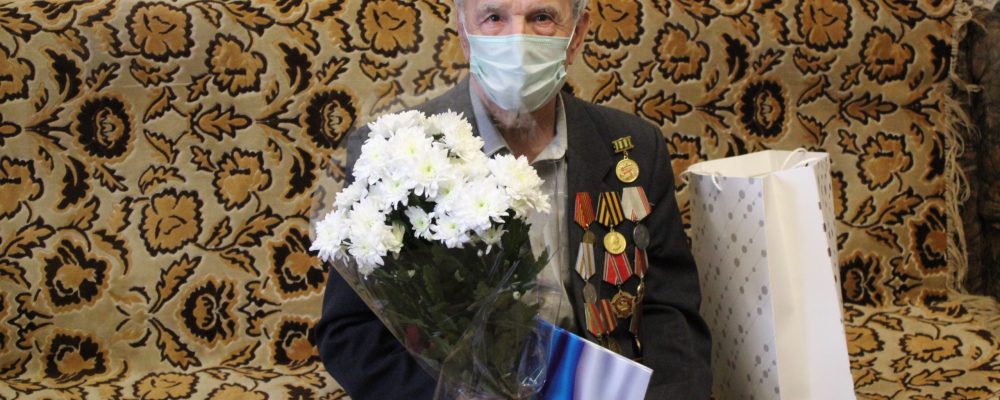 В Левобережном районе посетили Ветерана Великой Отечественной войны Куручева Ивана Дмитриевича и поздравили с 90-летием.