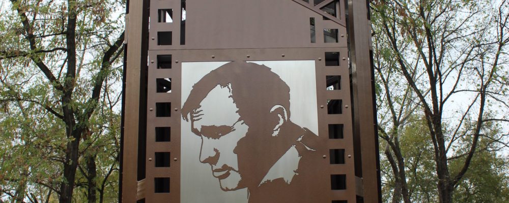 В Левобережном районе установили памятный знак Василию Шукшину