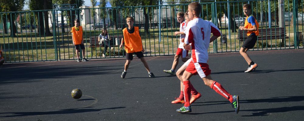 В Левобережном районе прошли районные соревнования по футболу «Кожаный мяч»