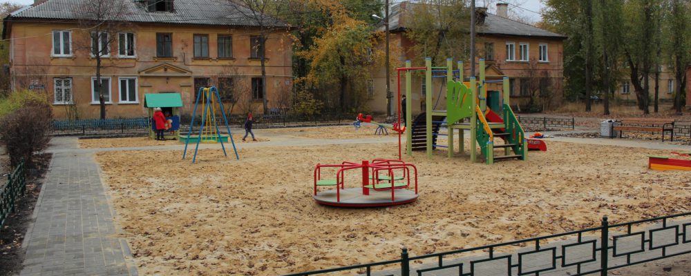 В Левобережном районе реконструирован сквер у детской поликлиники №7 и завершено обустройство детской площадки.