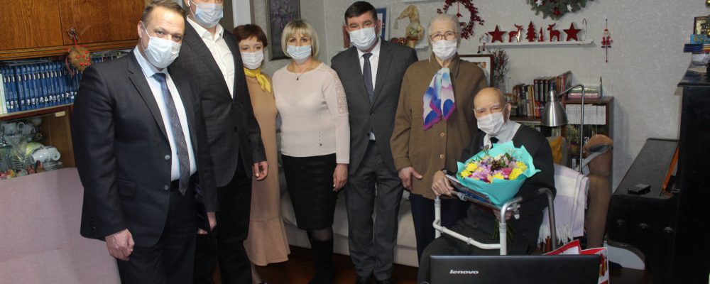 В Левобережном районе посетили Ветерана Великой Отечественной войны Зимовца Николая Кузьмича и поздравили с 98 днем рождения и наступающими новогодними праздниками.