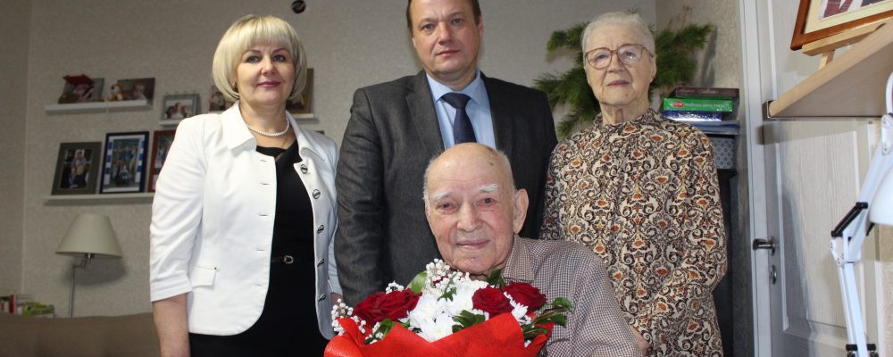 В Левобережном районе посетили Ветерана Великой Отечественной войны Зимовца Николая Кузьмича и поздравили с 97 днем рождения и наступающими новогодними праздниками.