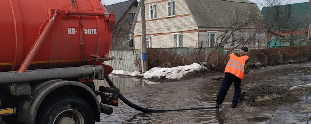 В Левобережном районе силами специализированной техники комбината благоустройства продолжается ликвидация талых вод в местах подтоплений