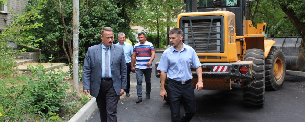 13 июля руководитель управы Левобережного района Вадим Башилов провел выездное рабочее совещание по вопросу ремонта дворовых территорий.