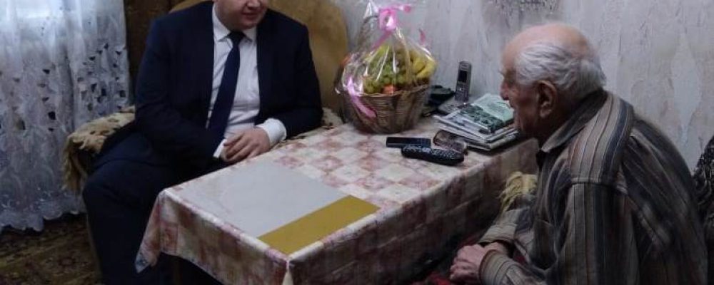 Руководитель управы Левобережного района Евгений Селютин посетил и поздравил Мамеда Мерзамамедовича Джабраилова